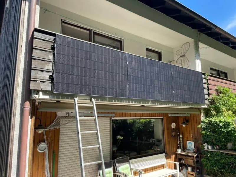 Balkonkraftwerk Installation auf Holzbalkon