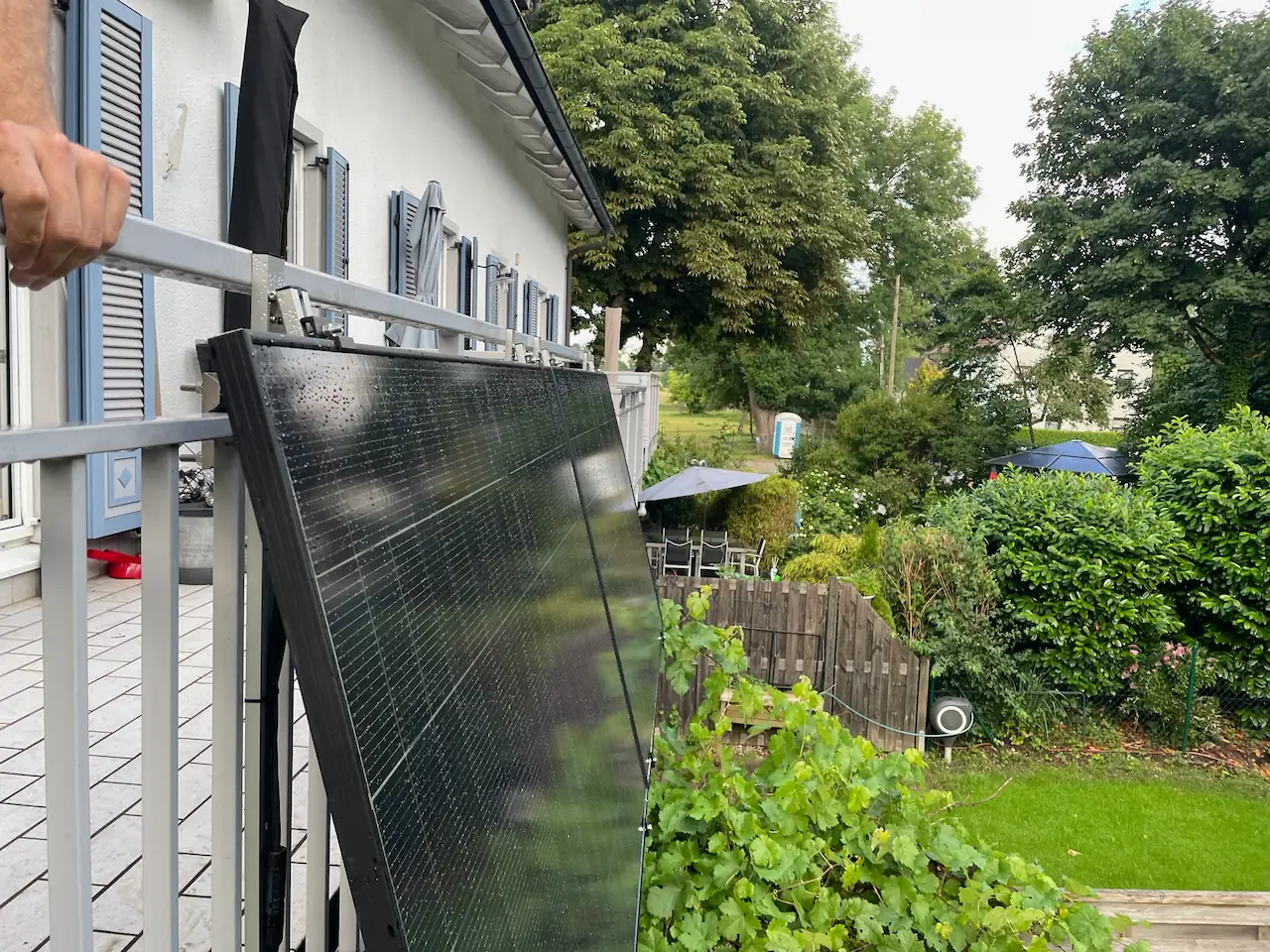 Balkonkraftwerk Installation auf Gitterbalkon - Seitenansicht