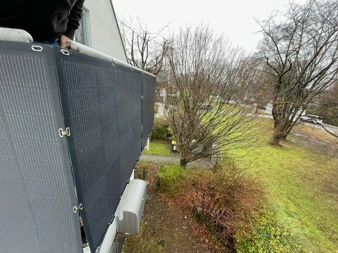 Balkonkraftwerk Installation auf Gitterbalkon - Vorderansicht Projekt 2